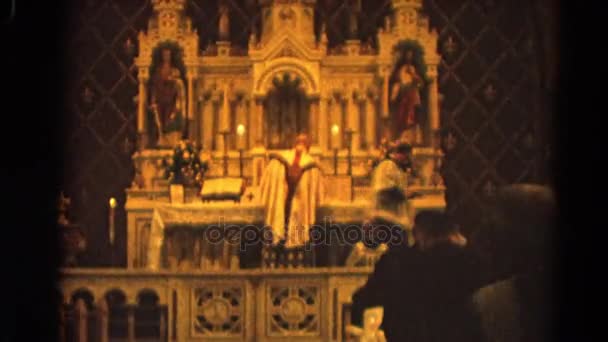 Menino curvando diante do altar da igreja — Vídeo de Stock