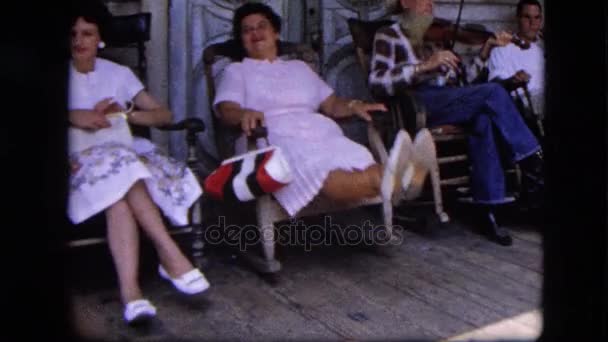 Ženy sedí v houpací židle — Stock video