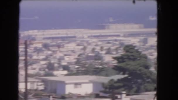 Observarea vederii orașului mare și a mării — Videoclip de stoc