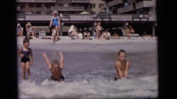 Children playing with waves — Stock Video