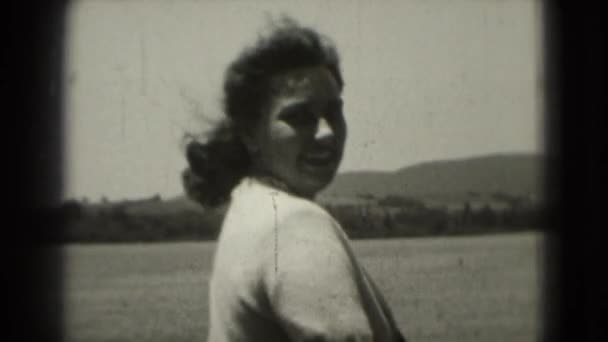 Mujer mirando y sonriendo a la cámara — Vídeos de Stock