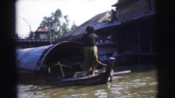 Homme flottant dans un bateau en bois — Video