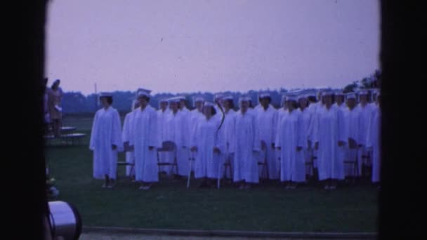 Pessoas em vestido de graduação branco — Vídeo de Stock