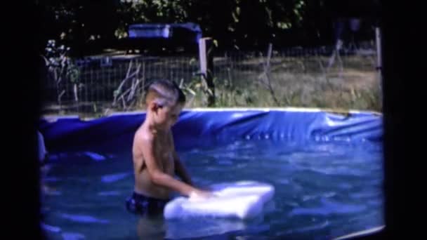 Dzieci w basenie — Wideo stockowe