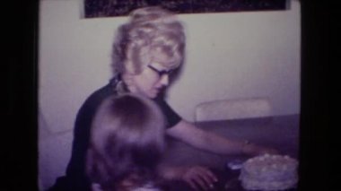 bir kadın kılığında görülür