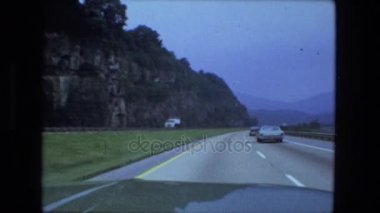 Rock roadcut yeni eyaletler arası yolu boyunca  