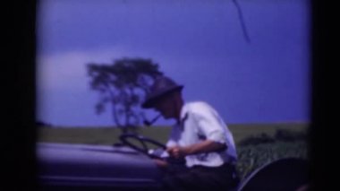 Traktör üzerinde kişini