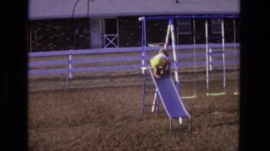 Slayt üzerinde tırmanma çocuk