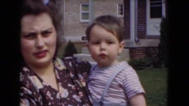 Anne küçük çocuk üzerinde elele