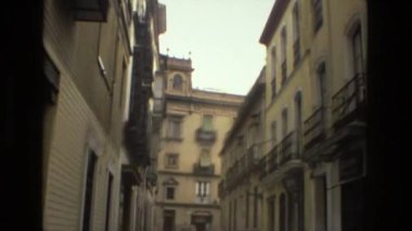 Balkonlu eski bir bina.