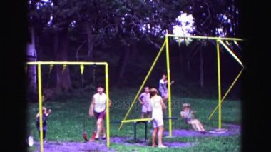 bahçede sallanan çocukları