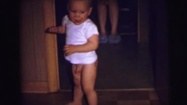 bir küçük bebekler emekleme görülür