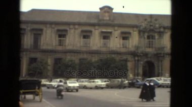 Eski binalarla dolu meydan