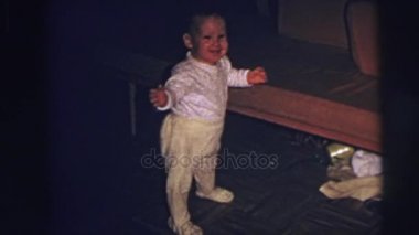 ilk adımları giden mutlu küçük çocuk