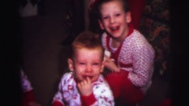 hediyeleri açma bir çocuk ile bir Noel ağacı