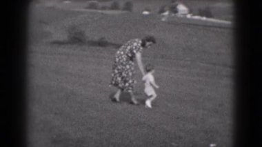 Küçük çocuk anne ile yürüyüş