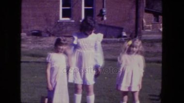 Kızlar Paskalya yumurtaları ile açık daimi