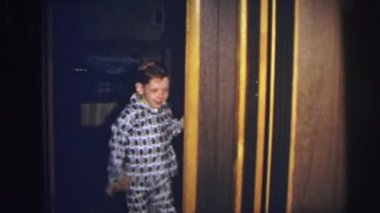 Noel sabahı hediyeler almak gelme dışarı çocuklarda