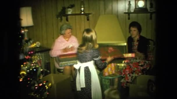 Un árbol de navidad con un niño abriendo regalos — Vídeos de Stock