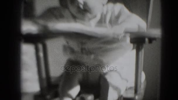 Μικρό παιδί κορίτσι που κάθεται στην καρέκλα — Αρχείο Βίντεο