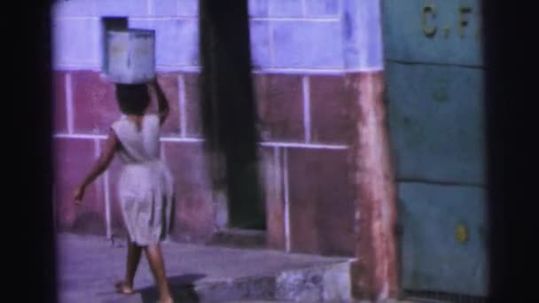Женщина ходит с банкой на голове — стоковое видео