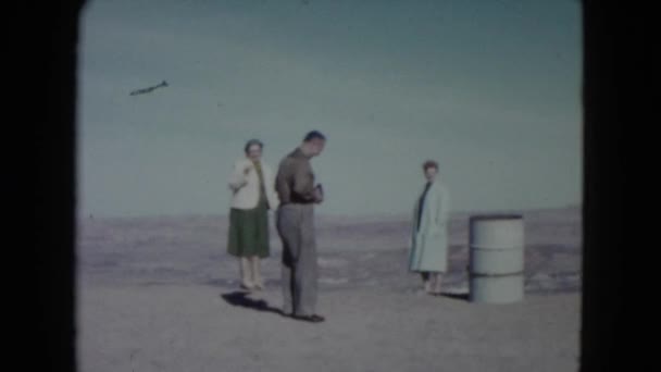 Gente al aire libre en el desierto — Vídeo de stock