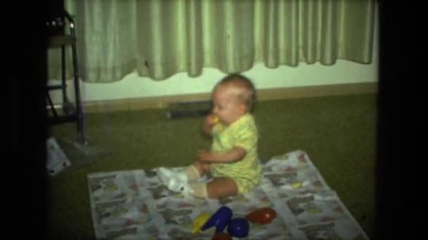 婴儿坐在地板上，吃 — 图库视频影像
