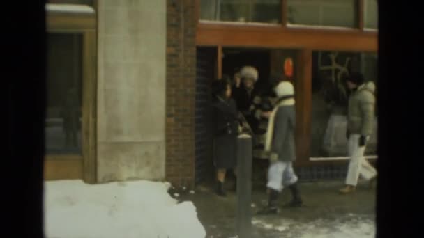 妇女走出大厦 — 图库视频影像