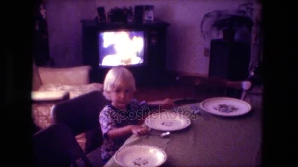 Αγόρι βλέποντας τηλεόραση και τρώγοντας το μεσημεριανό σας στην κουζίνα — Αρχείο Βίντεο
