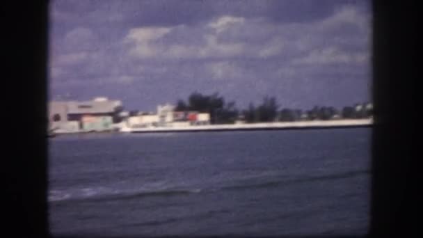 Motorboot auf dem Wasser und Brücke in der Ferne — Stockvideo