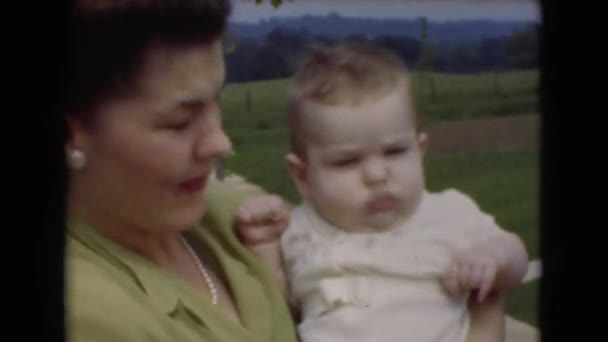 Женщина держит ребенка на руках — стоковое видео