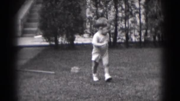Αγόρι με τα πόδια έξω — Αρχείο Βίντεο