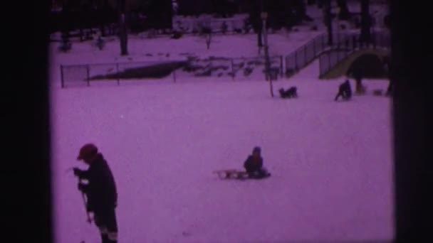 Niños jugando en la nieve — Vídeos de Stock