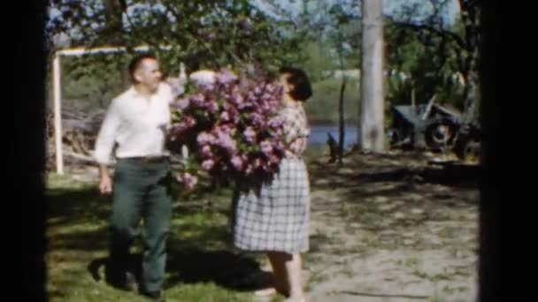 Man die bloemen geeft aan een vriend — Stockvideo