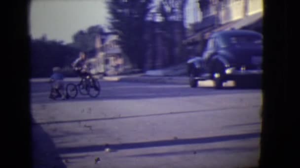 Uomo a cavallo di un triciclo sulla strada — Video Stock