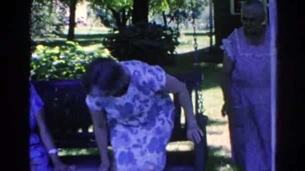 Trois femmes âgées sur banc oscillant — Video