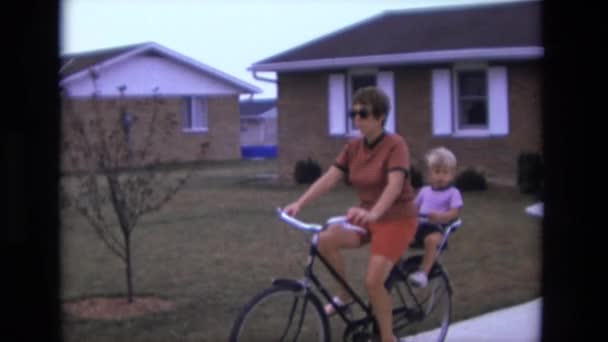 Mutter und Junge auf dem Fahrrad — Stockvideo