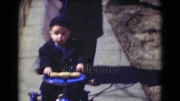 Papa paardrijden jongen op fiets van de wandelwagen — Stockvideo