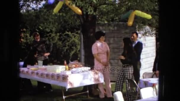 Familia relajándose en una fiesta de cumpleaños al aire libre — Vídeos de Stock