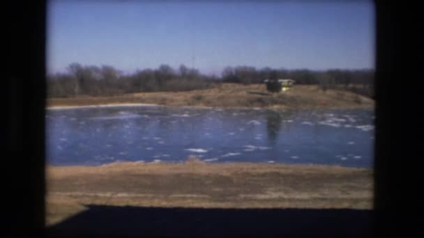 Liggande vy av frusen sjö — Stockvideo