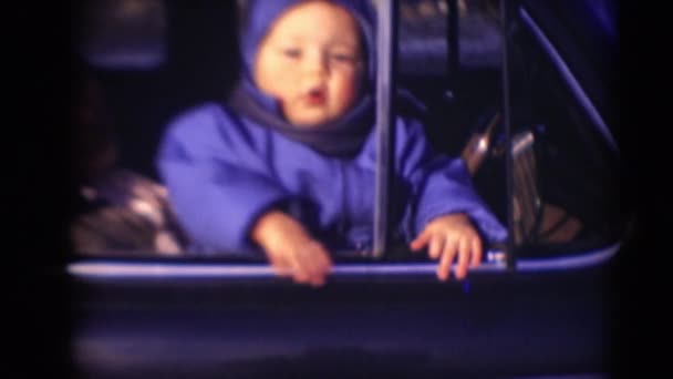 Habillé garçon assis dans la voiture — Video