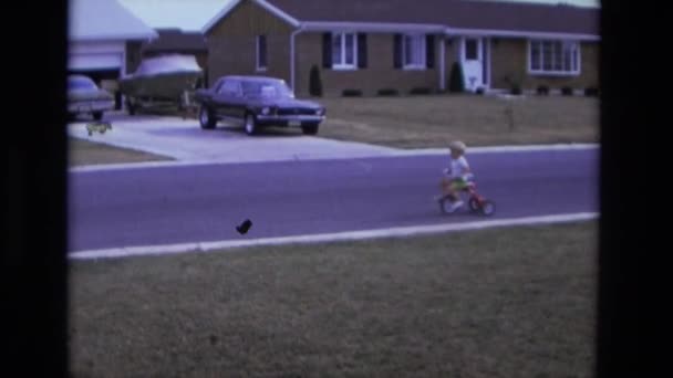 Chlapec jízda tříkolka — Stock video