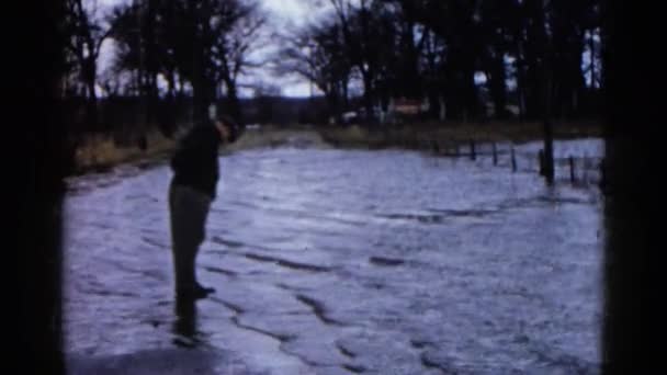 Uomo guardando le acque del diluvio salire sopra i suoi piedi — Video Stock