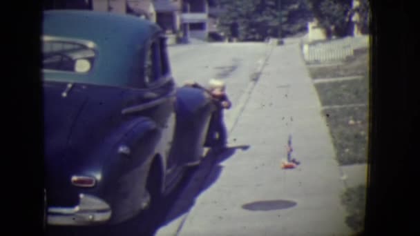 Kind taucht von Seite des Autos auf — Stockvideo