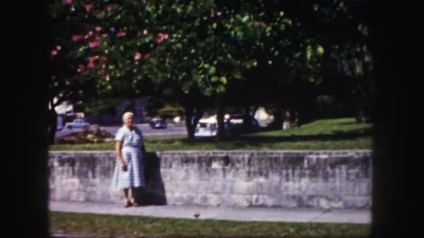 Старшая женщина стоит снаружи — стоковое видео