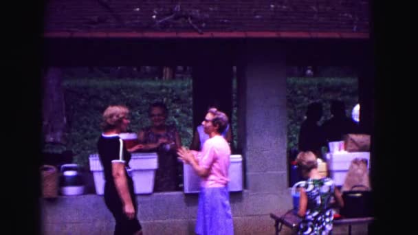Bir kulübe bir topluluk toplama sırasında konuşan insanlar — Stok video