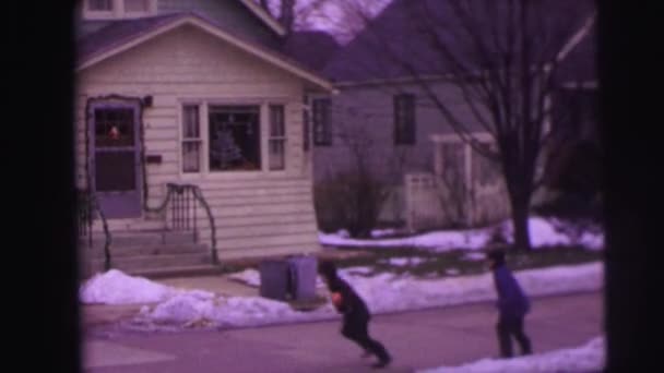 Un niño jugando en invierno — Vídeo de stock