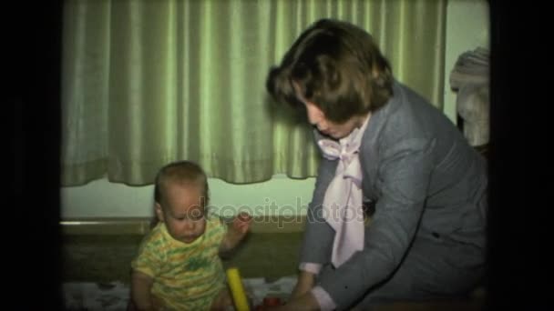 Una madre che gioca con un bambino piccolo — Video Stock