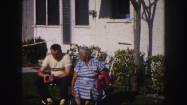 Man and senior woman sitting — Stock Video