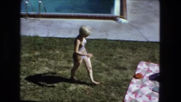 Mulheres tomando banho de sol ao ar livre em um cobertor — Vídeo de Stock